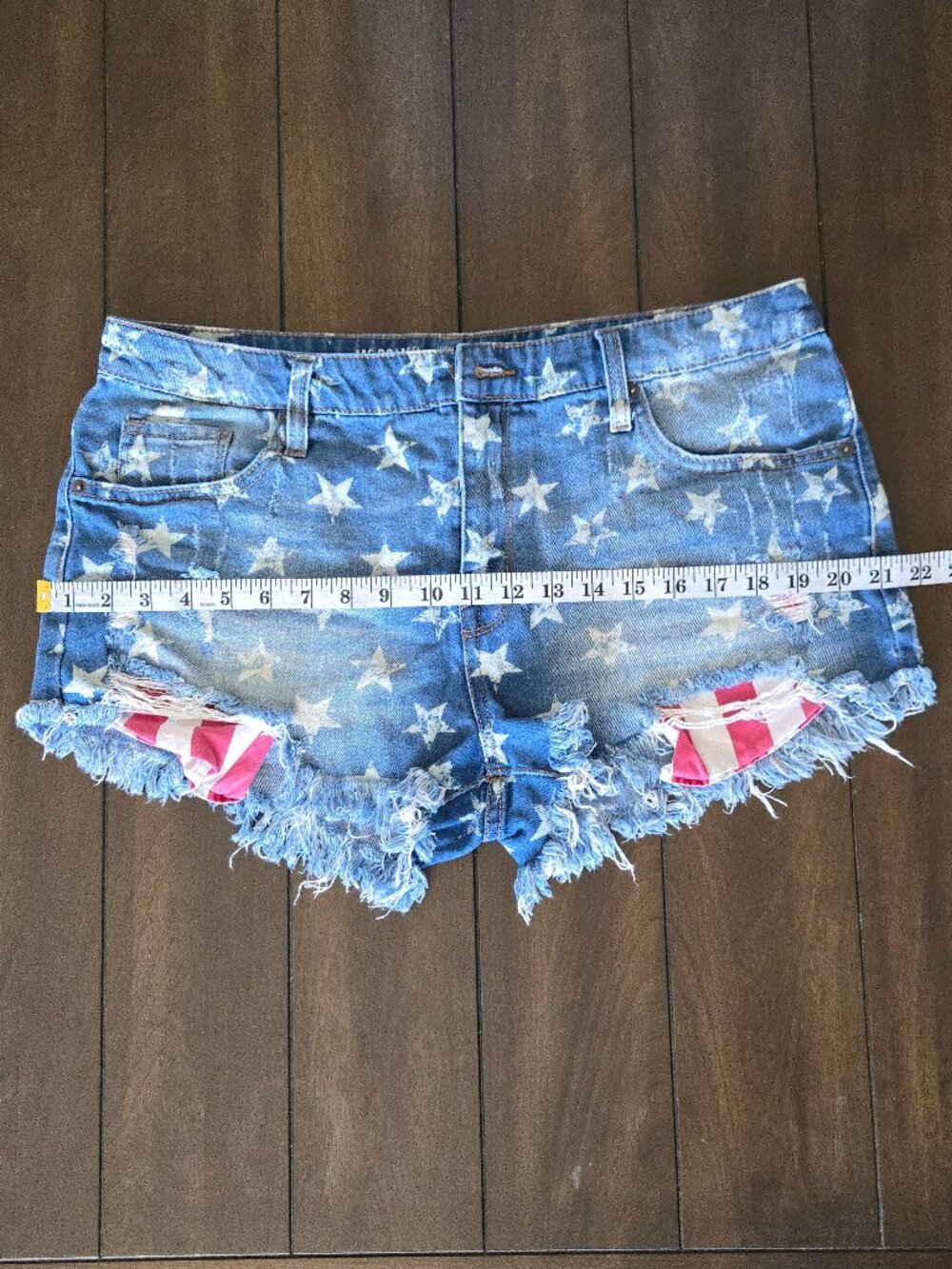 Mossimo 'Fourth of July' Star Printed Short Shorts (14/32) - Picture 11 of 11